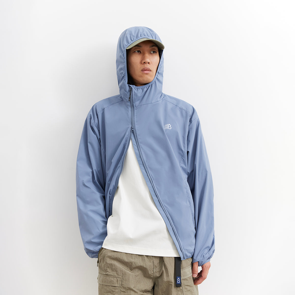 Chichaqu Lightweight Wind-Resistant Jacket (with an Angled Zipper)