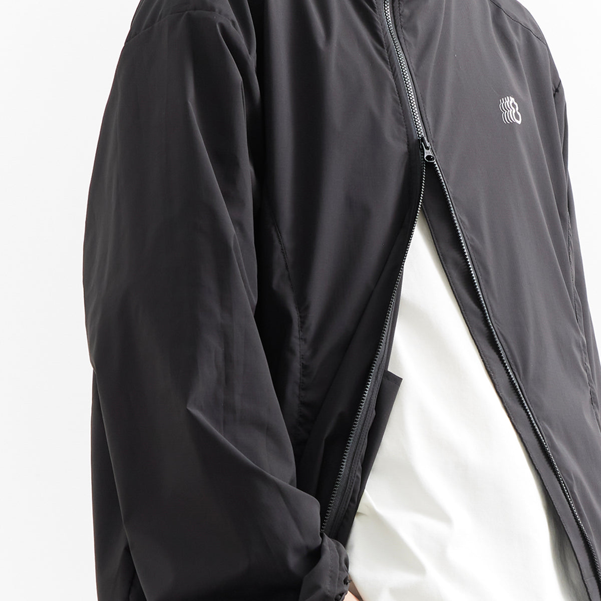 Chichaqu Lightweight Wind-Resistant Jacket (with an Angled Zipper)