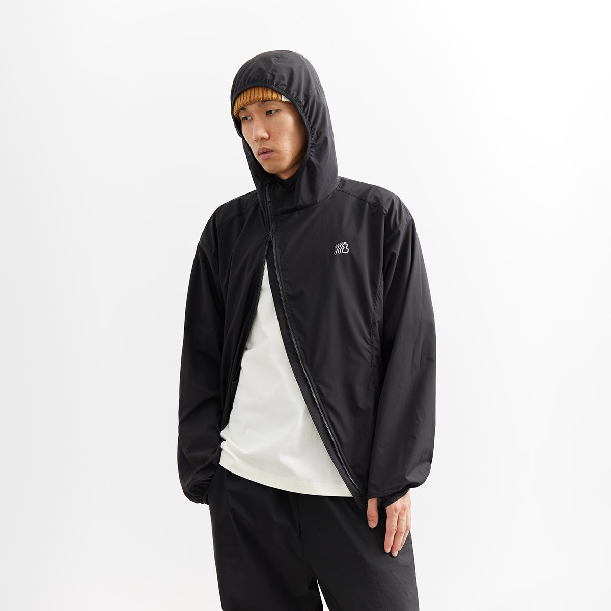 Chichaqu Lightweight Wind-Resistant Jacket (with an Angled Zipper)