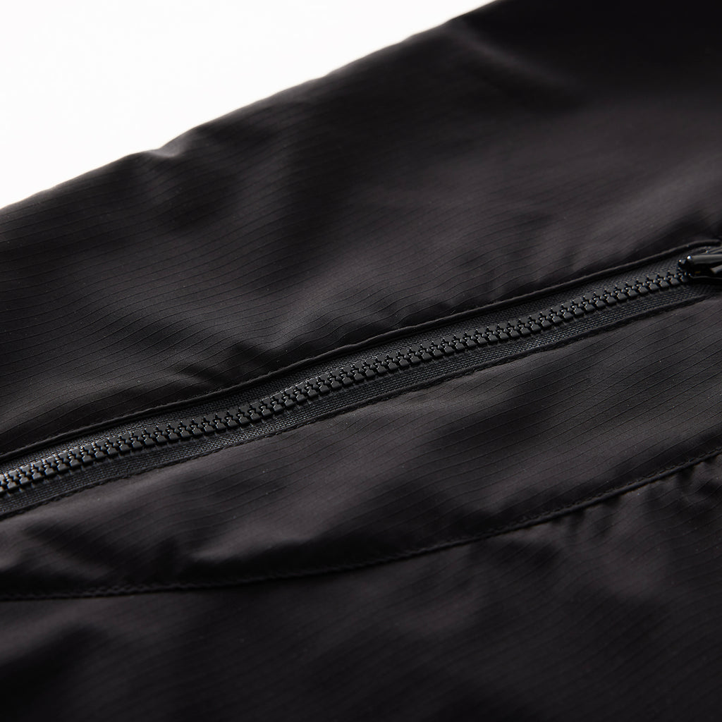 Chichaqu Lightweight Wind-Resistant Jacket (with an Angled Zipper)