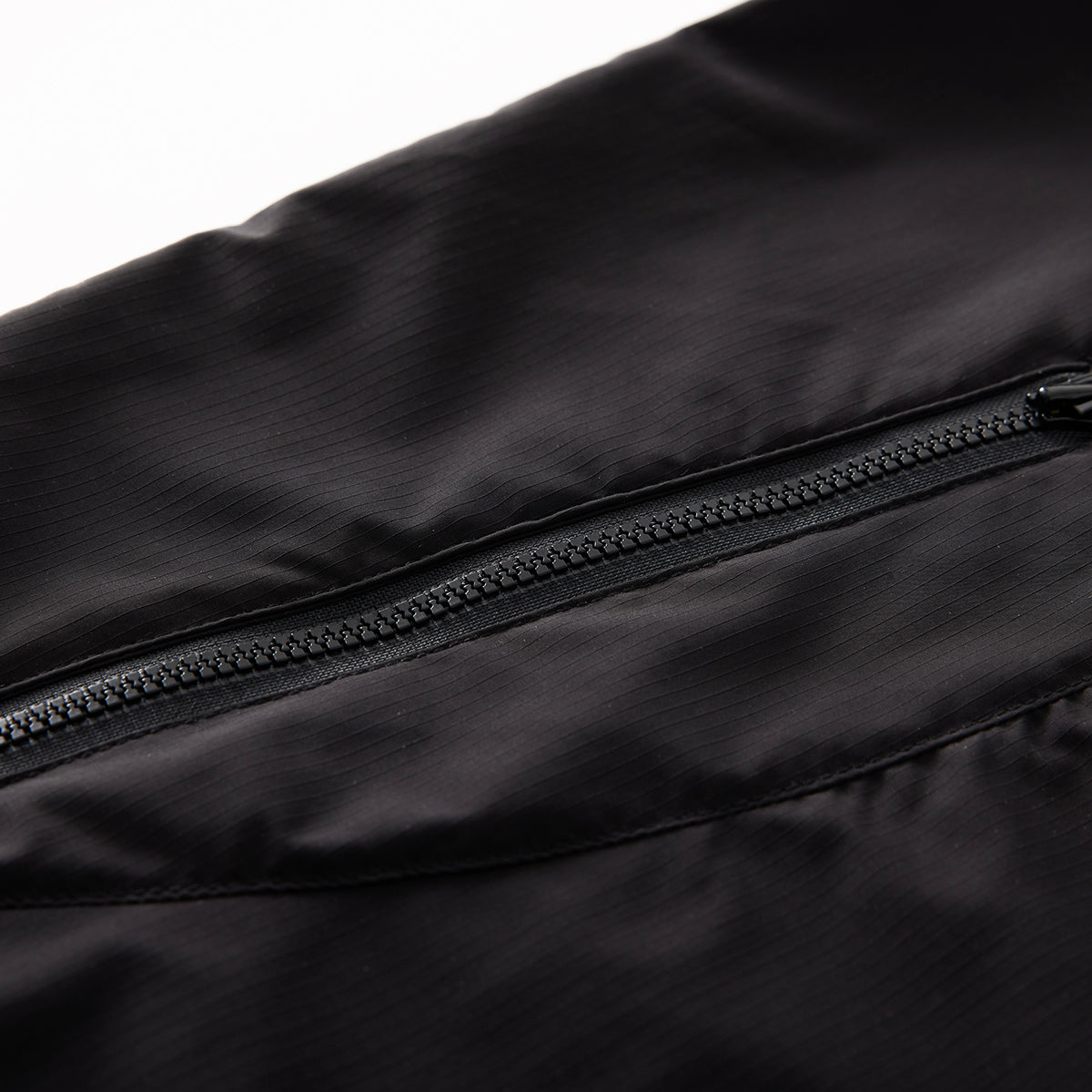 Chichaqu Lightweight Wind-Resistant Jacket (with an Angled Zipper)