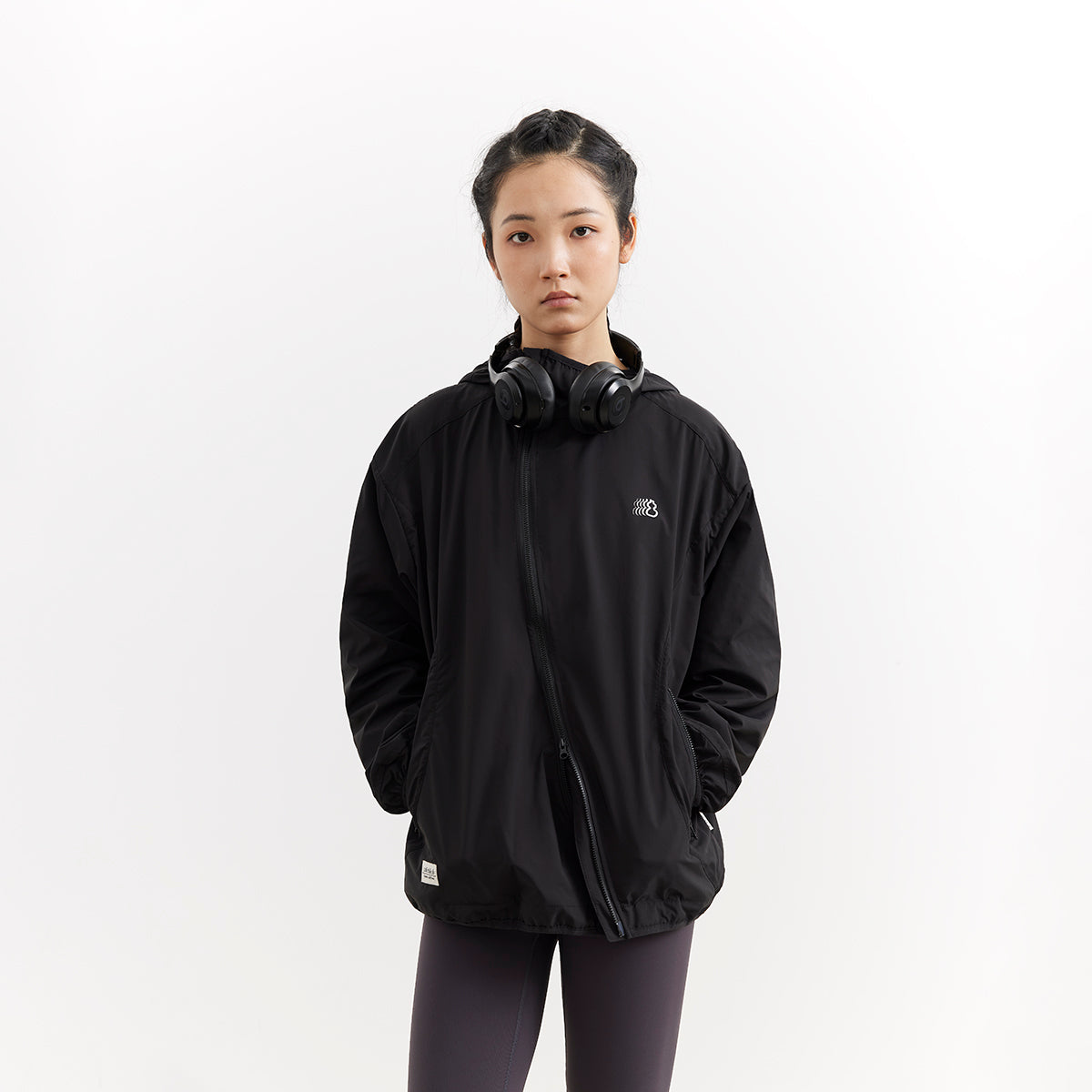 Chichaqu Lightweight Wind-Resistant Jacket (with an Angled Zipper)