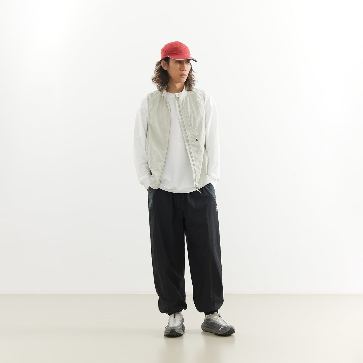 Chichaqu Lightweight stand-collar paneled vest