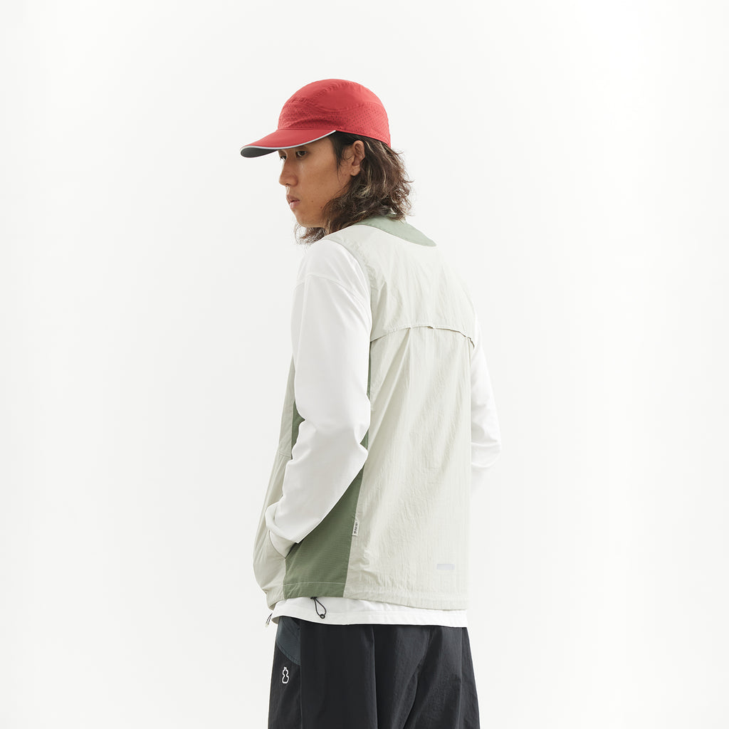 Chichaqu Lightweight stand-collar paneled vest