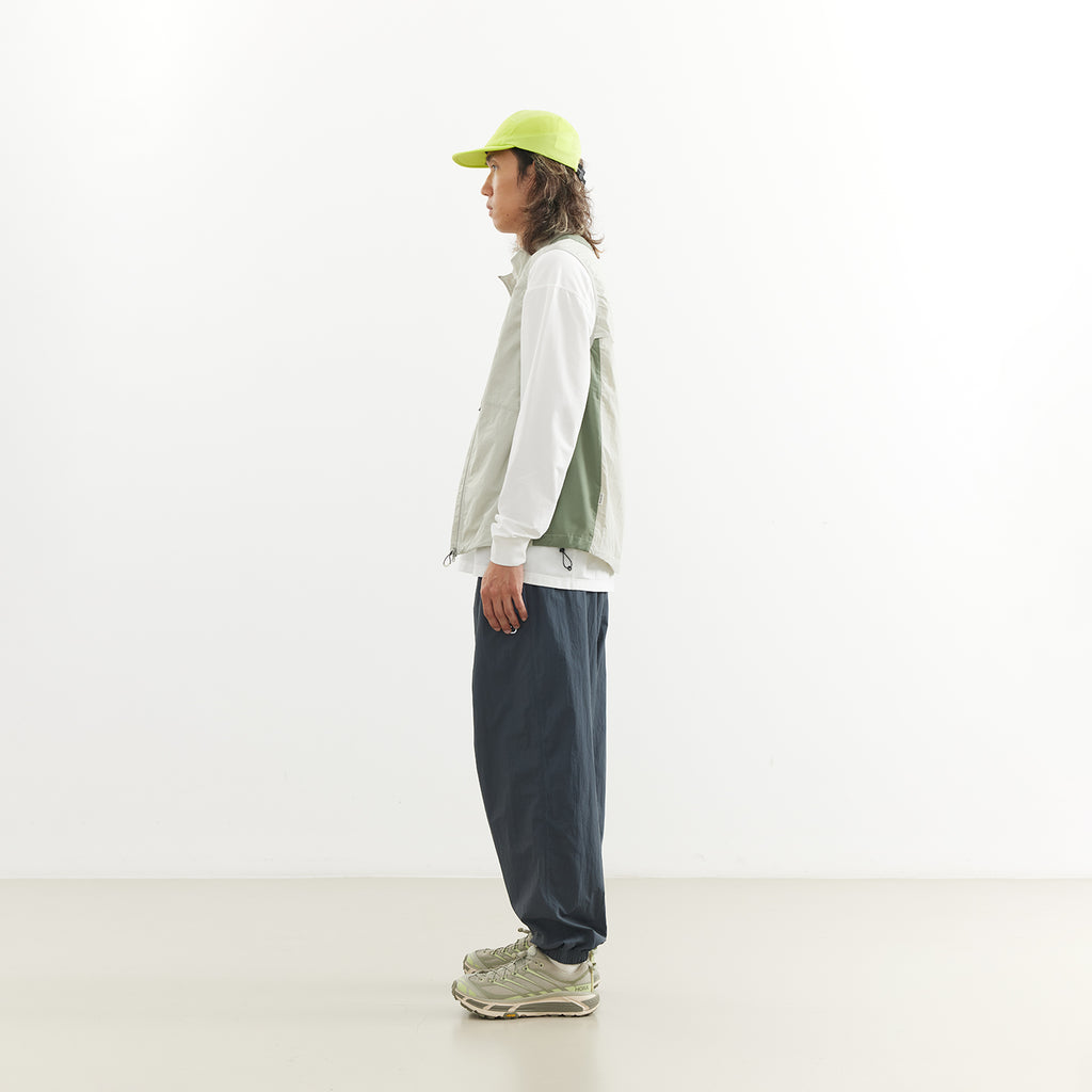 Chichaqu Lightweight stand-collar paneled vest