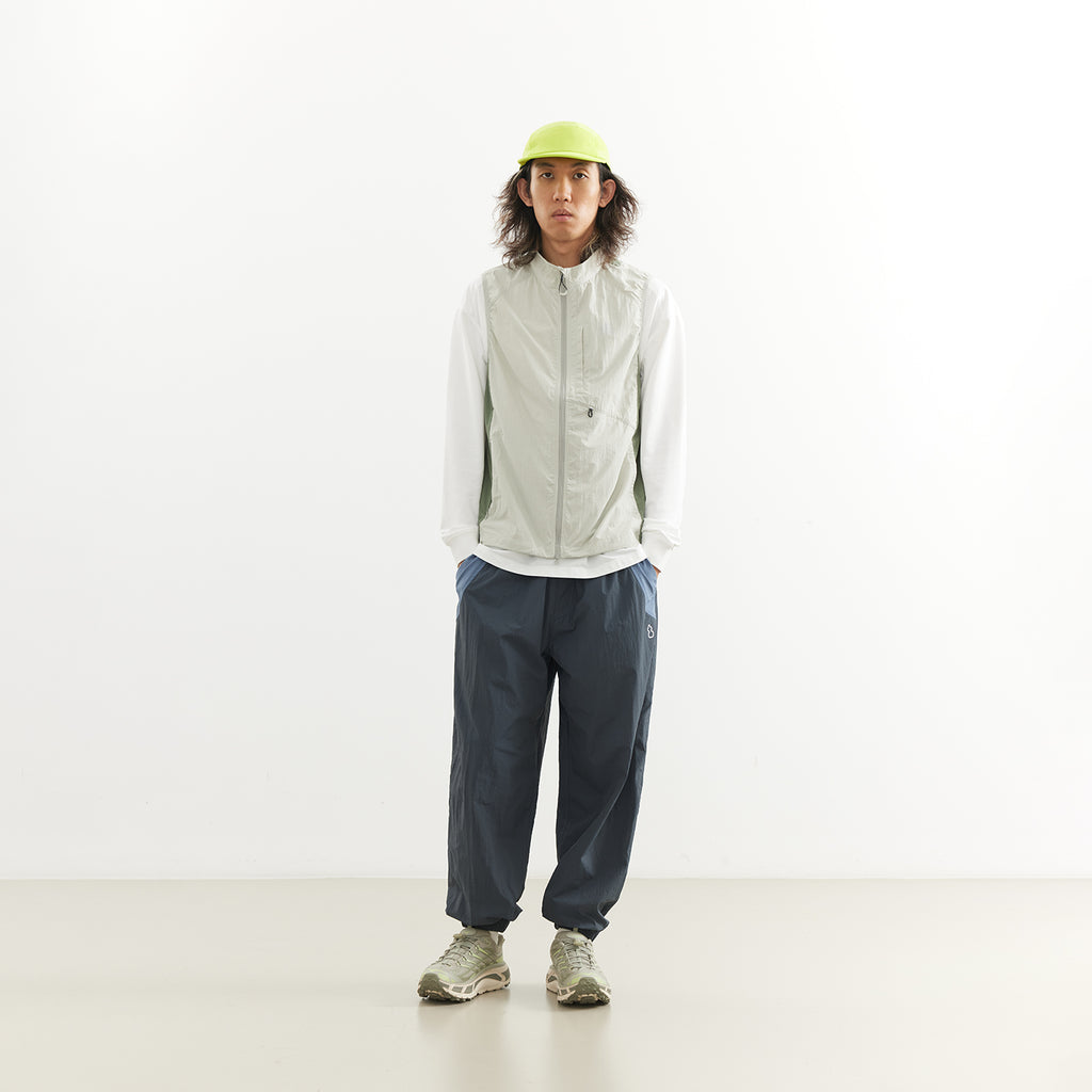Chichaqu Lightweight stand-collar paneled vest