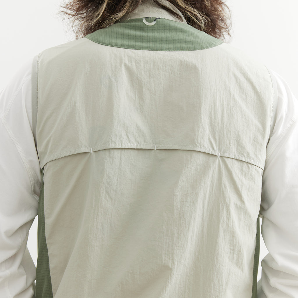 Chichaqu Lightweight stand-collar paneled vest