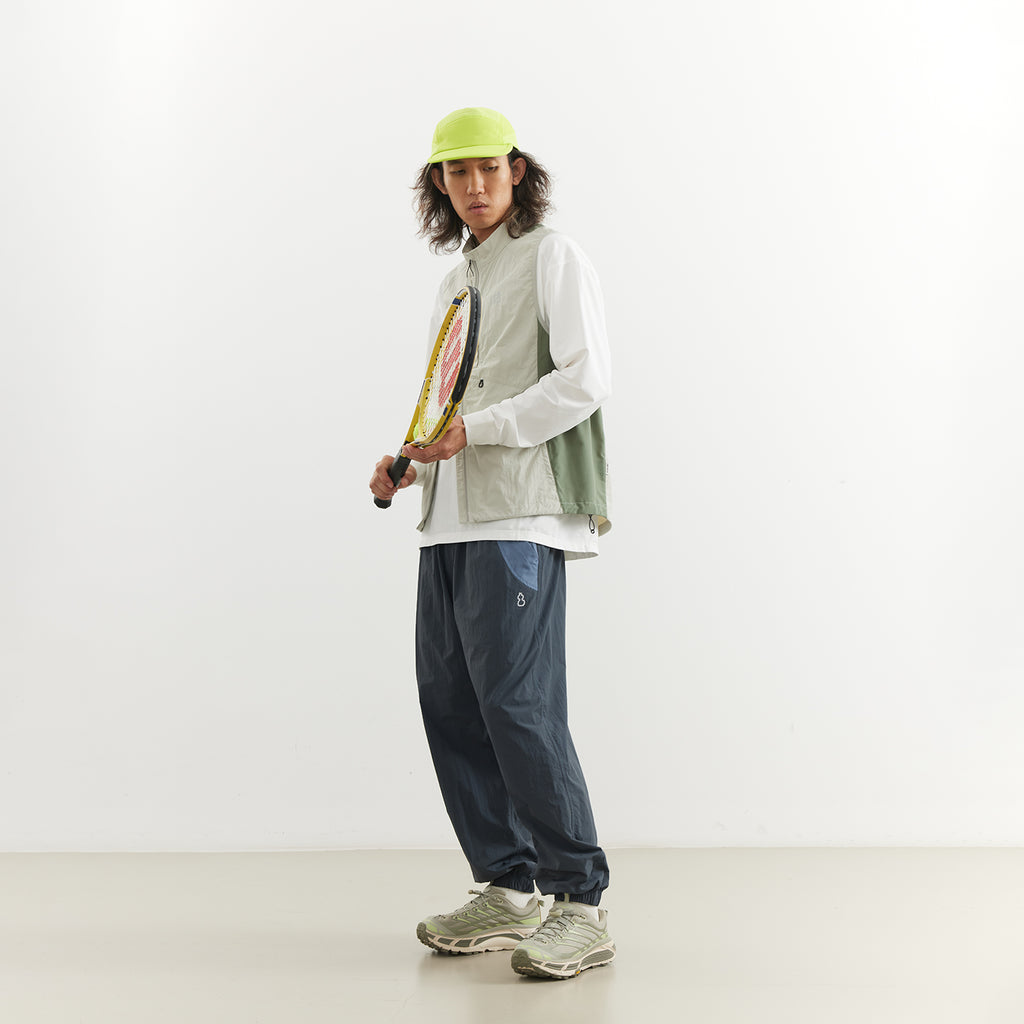 Chichaqu Lightweight stand-collar paneled vest