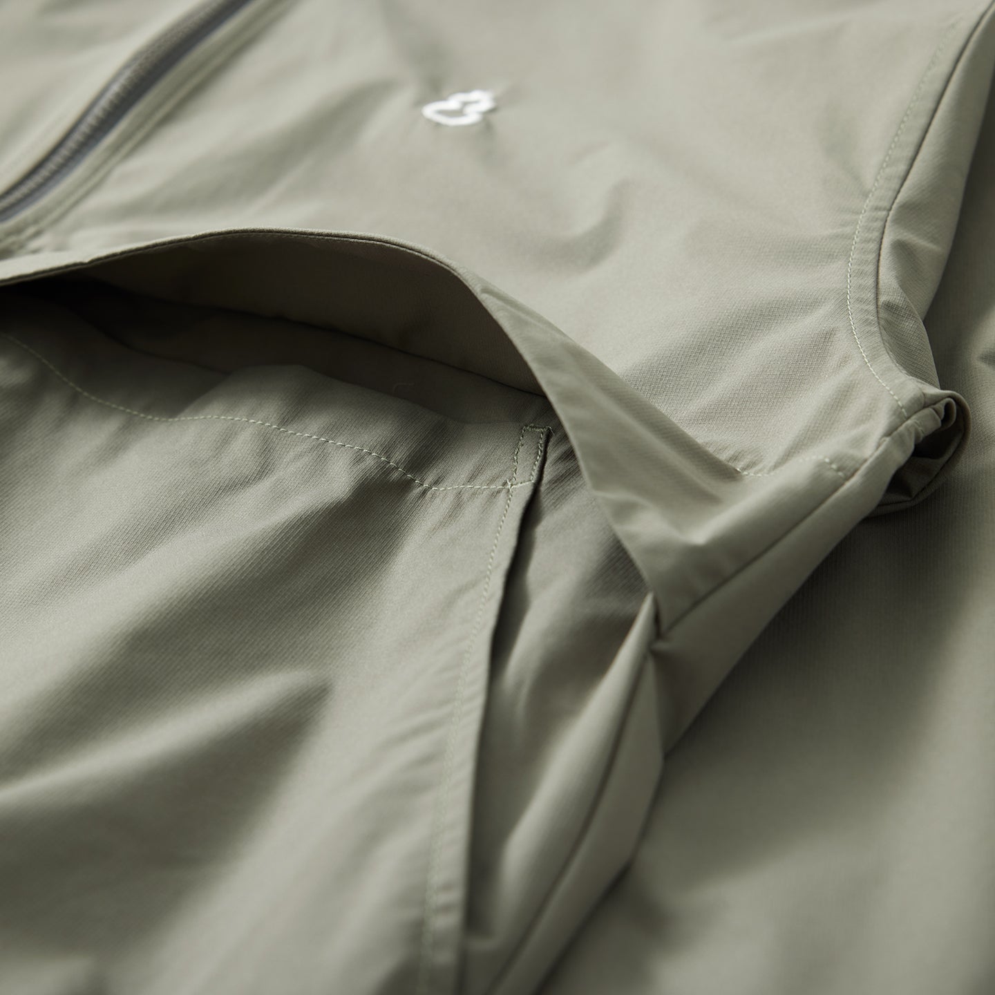 Lightweight hooded jacket