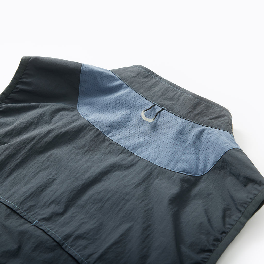 Chichaqu Lightweight stand-collar paneled vest
