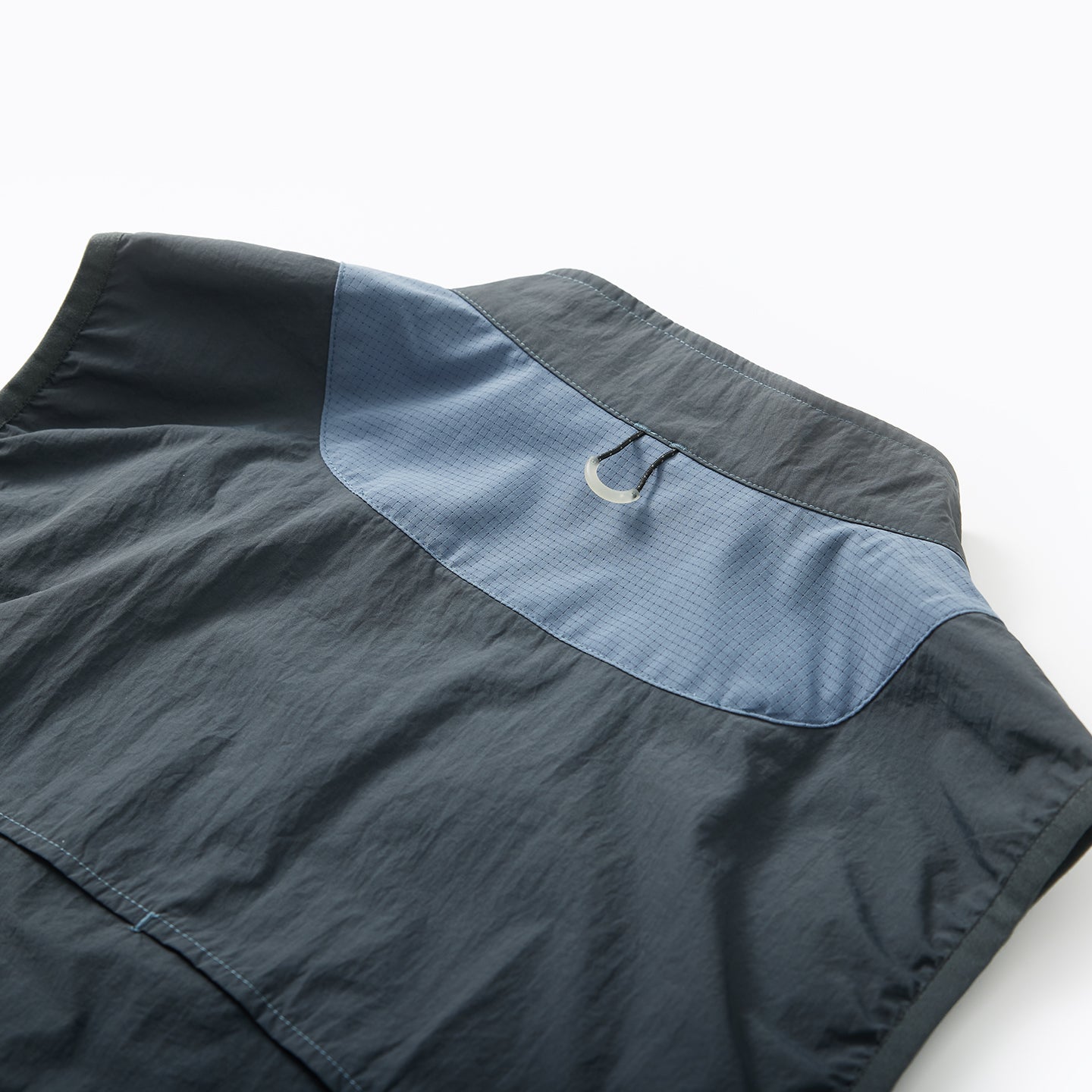 Chichaqu Lightweight stand-collar paneled vest