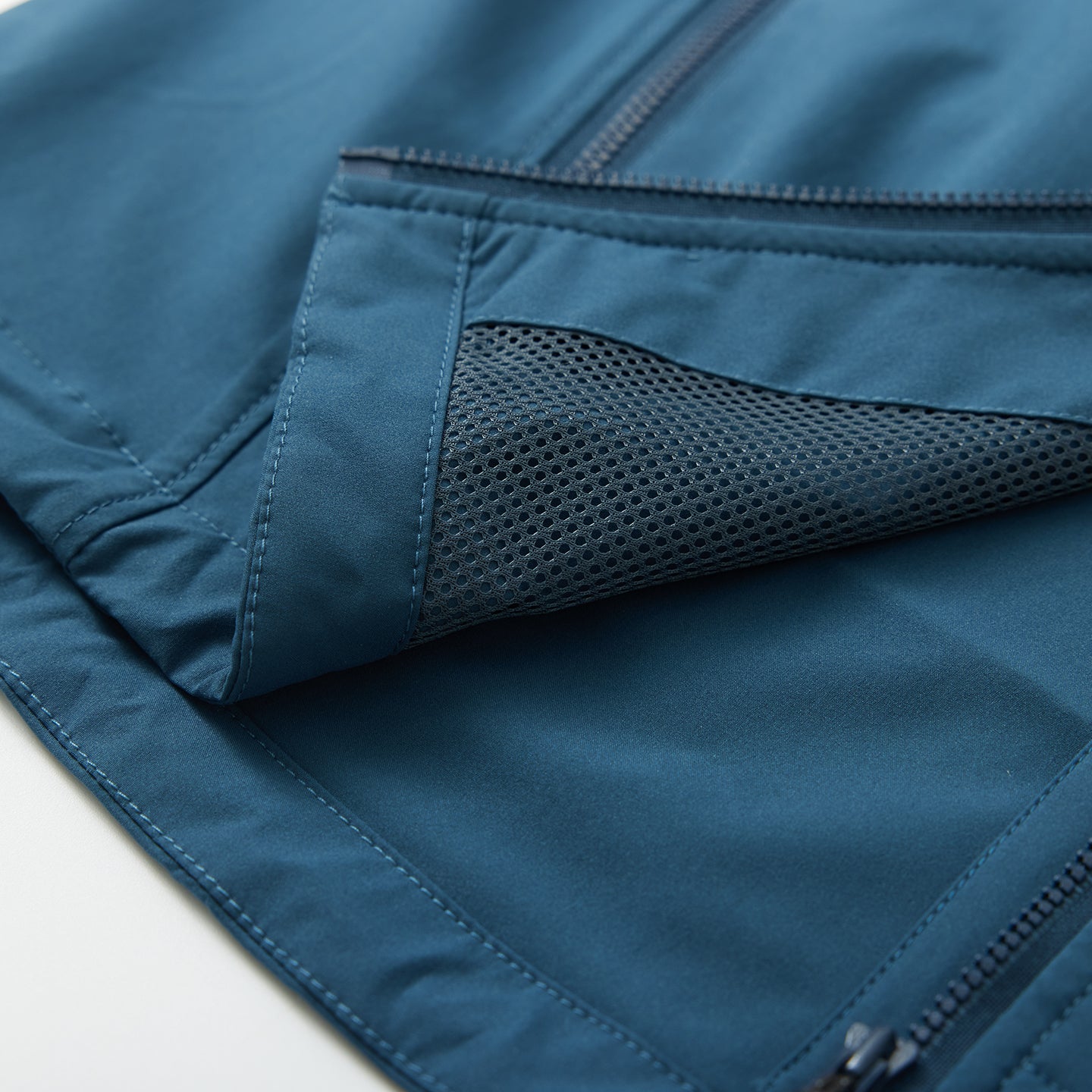 Chichaqu Lightweight hooded softshell jacket