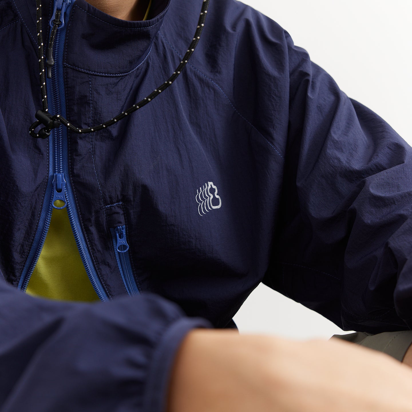 Chichaqu Diagonal-zip sun windbreaker